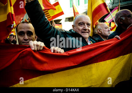 Barcelona, Spanien. 6. Dezember 2012. Demonstranten versammeln sich hinter eine spanische Flagge aus Protest, um des katalanischen Nationalismus und die Einheit Spaniens Stockfoto