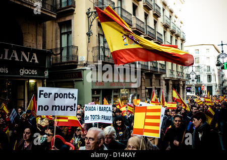 Barcelona, Spanien. 6. Dezember 2012. Tausenden füllen die Straßen von Barcelona aus Protest des katalanischen Nationalismus wehende Fahnen Spanisch und Katalanisch Stockfoto