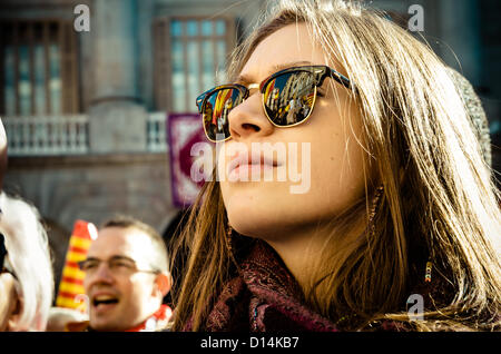 Barcelona, Spanien. 6. Dezember 2012. Ein Demonstrant gegen den katalanischen Nationalismus vor der katalanischen Regierung wehende Fahnen Katalanisch und Spanisch Stockfoto