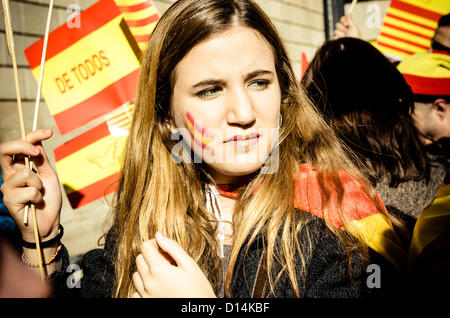 Barcelona, Spanien. 6. Dezember 2012. Ein Demonstrant gegen den katalanischen Nationalismus vor der katalanischen Regierung wehende Fahnen Katalanisch und Spanisch Stockfoto