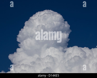 große weiße Wolke am Himmel Stockfoto