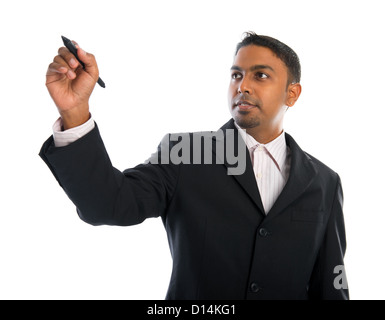 Asiatische indische Geschäftsmann im schwarzen Anzug etwas auf Glasplatte mit Marker zu schreiben Stockfoto