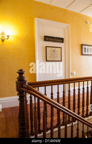 Dekorative Kreuzblume auf Newel Pfosten, Geländer und Treppe, Landmark Inn Bed And Breakfast, Cooperstown, New York Stockfoto