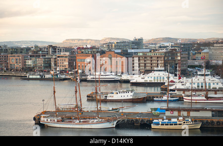 Blick vom Akershus Schloss über den Hafen auf Aker Brygge und den Oslo-Bergen im Winter, Oslo, Norwegen Stockfoto