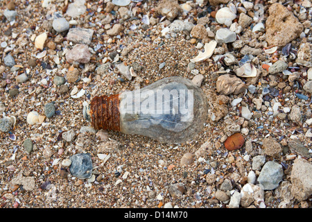 Rostige Glühbirne auf Meer Pebble Hintergrund Stockfoto