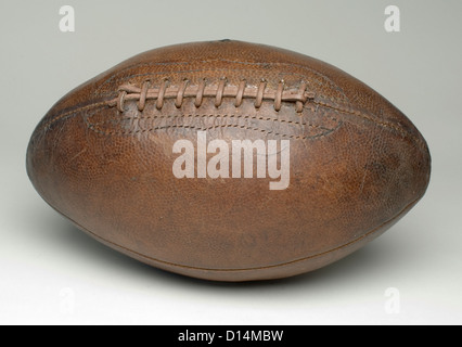 Fußball auf graue Oberfläche Stockfoto