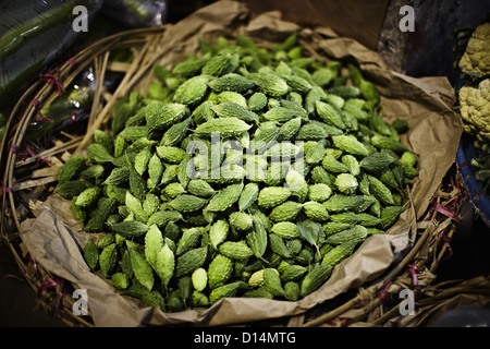 Haufen von frischem Obst zum Verkauf auf Markt Stockfoto