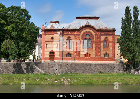 Ehemalige Synagoge, jetzt das Philharmonic Orchester-Haus, am Ufer des Flusses Uzh. Uzhgorod, Ukraine. Stockfoto
