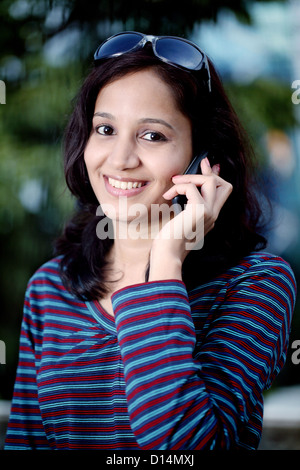 Schöne indische Mädchen sprechen auf dem Handy Stockfoto