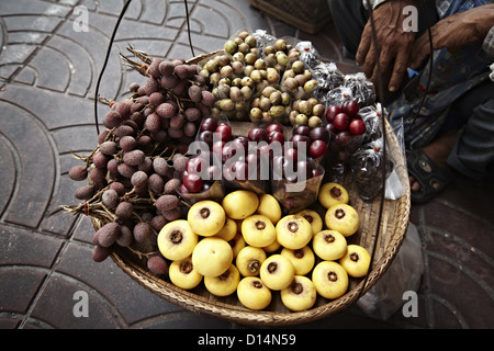 Korb mit Obst zum Verkauf auf Markt Stockfoto