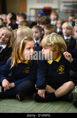 Kinder in Morgen Versammlung in Our Lady & St. Werburgh's katholische Grundschule in Newcastle-under-Lyme, Staffordshire UK Stockfoto