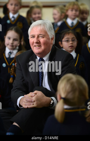 Headmaster James Devine Gespräch mit Kindern in Morgen Versammlung in Our Lady & St. Werburgh's katholische Grundschule in Newcastl Stockfoto