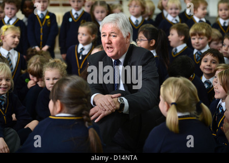 Headmaster James Devine Gespräch mit Kindern in Morgen Versammlung in Our Lady & St. Werburgh's katholische Grundschule in Newcastl Stockfoto