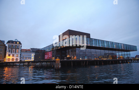 Royal Danish Playhouse am Hafen Kanal Wasser, Kopenhagen, in der Morgendämmerung. Stockfoto