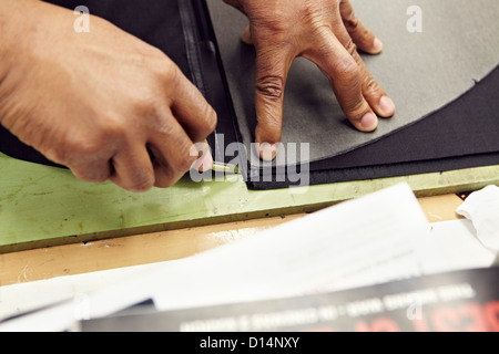 Nahaufnahme von Händen Leder schneiden Stockfoto