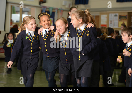 Eine Gruppe von Freunden verlassen Morgen Versammlung in Our Lady & St. Werburgh's katholische Grundschule in Newcastle-under-Lyme, Stafford Stockfoto