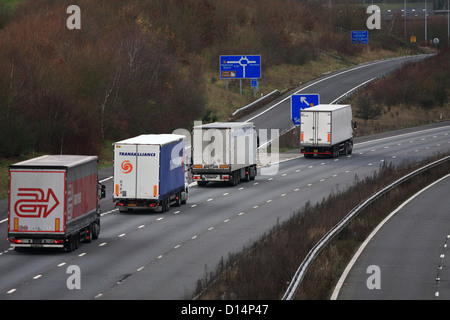 Lastwagen unterwegs entlang der Autobahn M20 in Kent, England Stockfoto