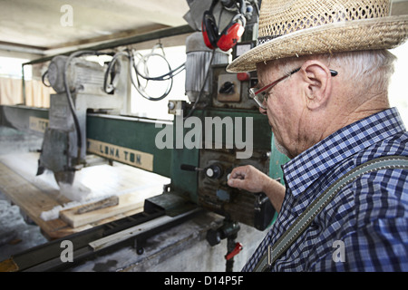 Arbeiter mit Maschinen zu Stein geschnitten Stockfoto