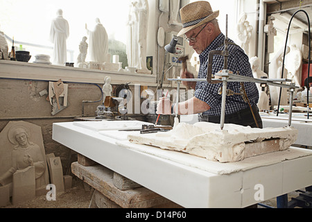 Arbeiter Meißeln Steinplatte Stockfoto