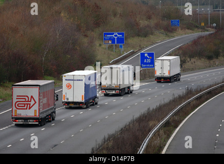 Lastwagen unterwegs entlang der Autobahn M20 in Kent, England Stockfoto