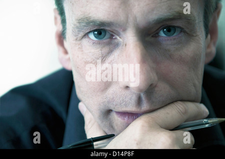 Nahaufnahme von ernstem Gesicht Unternehmenshilfe Stockfoto