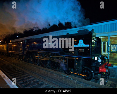 60163 LNER A1 Klasse 4-6-2 Tornado Dampflokomotive "Kathedralen" Eisenbahn-Expresszug einschalten aus Reigate Station in Surrey Stockfoto