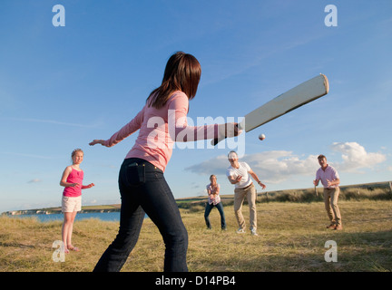 Familie zusammen Cricket zu spielen, die im freien Stockfoto