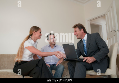 Business-Leute, die reden im Wohnzimmer Stockfoto