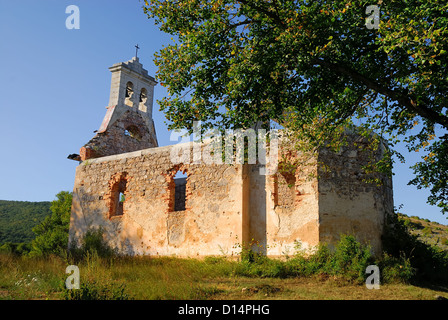 Kroatien, Otocac : eine Kirche, die während des Serbokroatischen Krieges (19911995) zerstört wurde. Stockfoto