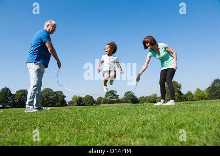 Älteres Ehepaar mit Enkelin spielen Stockfoto