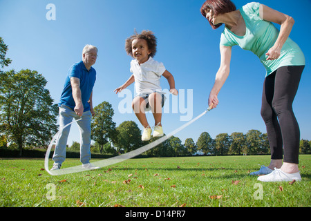 Älteres Ehepaar mit Enkelin spielen Stockfoto