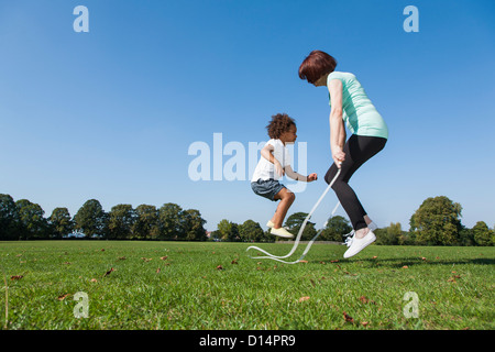 Ältere Frau mit Enkelin spielen Stockfoto