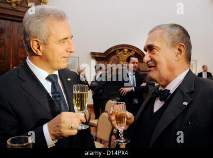 Ministerpräsident von Sachsen Stanislaw Tillich (links) mit der tschechische Außenminister Karel Schwarzenberg mit sächsischen Order of Merit in Prag, Tschechische Republik, 7. Dezember 2012 ausgezeichnet. (Foto/Stanislav Zbynek CTK) Stockfoto