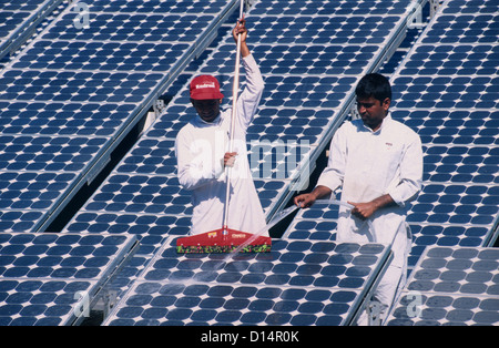 Indien Rajasthan, panel Männer sauber solar in Brahma Kumari Ashram in Mt. Abu, Solarmodule einen gebrauchten zur eigenen Stromerzeugung Stockfoto