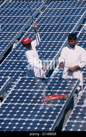 Indien Rajasthan, panel Männer sauber solar in Brahma Kumari Ashram in Mt. Abu, Solarmodule einen gebrauchten zur eigenen Stromerzeugung Stockfoto