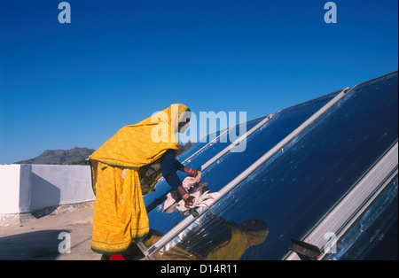 Indien Rajasthan, Frau reinigen Solarkollektor in Brahma Kumari Ashram in Mt. Abu, Sonnenkollektor wird verwendet, um Warmwasser zu bekommen Stockfoto