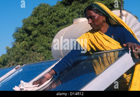 Indien Rajasthan, Frau reinigen Solarkollektor in Brahma Kumari Ashram in Mt. Abu, Sonnenkollektor wird verwendet, um Warmwasser zu bekommen Stockfoto