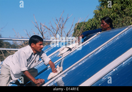 Indien Rajasthan, Mann sauber Solarkollektor in Brahma Kumari Ashram in Mt. Abu, Sonnenkollektor wird verwendet, um Warmwasser zu bekommen Stockfoto