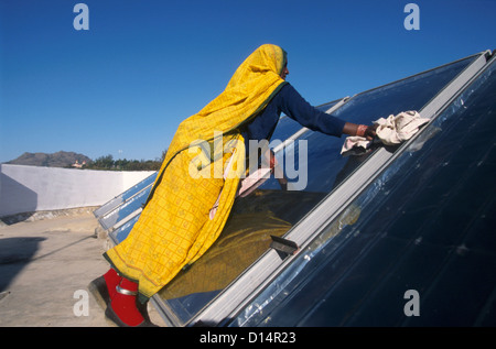 Indien Rajasthan, Frau reinigen Solarkollektor in Brahma Kumari Ashram in Mt. Abu, Sonnenkollektor wird verwendet, um Warmwasser zu bekommen Stockfoto