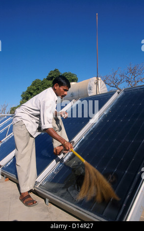 Indien Rajasthan, Mann sauber Solarkollektor in Brahma Kumari Ashram in Mt. Abu, Sonnenkollektor wird verwendet, um Warmwasser zu bekommen Stockfoto