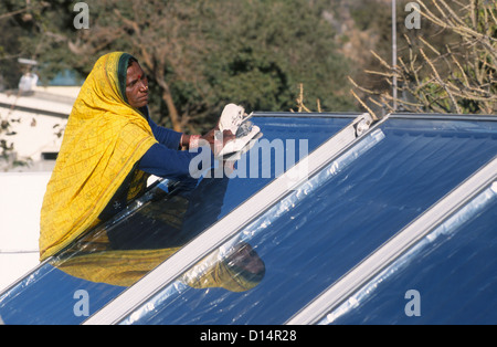 Indien Rajasthan, Frau reinigen Solarkollektor in Brahma Kumari Ashram in Mt. Abu, Sonnenkollektor wird verwendet, um Warmwasser zu bekommen Stockfoto