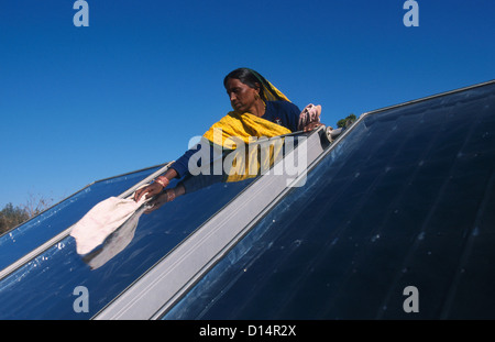 Indien Rajasthan, Frau reinigen Solarkollektor in Brahma Kumari Ashram in Mt. Abu, Sonnenkollektor wird verwendet, um Warmwasser zu bekommen Stockfoto