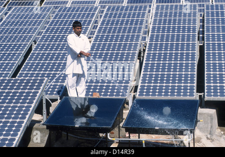 Indien Rajasthan, Mann sauber Solarkollektor in Brahma Kumari Ashram in Mt. Abu, Sonnenkollektor wird verwendet, um Warmwasser zu bekommen Stockfoto