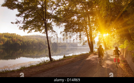 Paar Fahrrad Flussufer Stockfoto