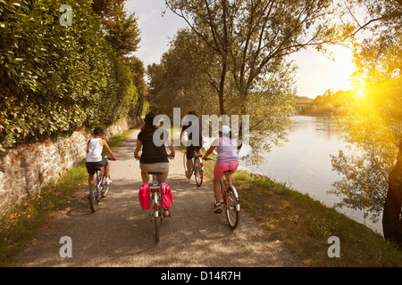 Familie Fahrrad Flussufer Stockfoto