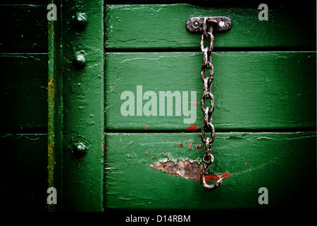 Metall-Kette hängen alte Holzeisenbahn Kutsche Tür Stockfoto