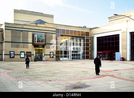 Der Eingang in das Stadttor-Theater und den Rat-Büros in Basildon. Stockfoto