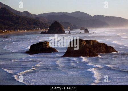 OR00377-00... OREGON - Ansicht Süd, die Stadt von Cannon Beach von Ecola Punkt im Ecola State Park. Stockfoto