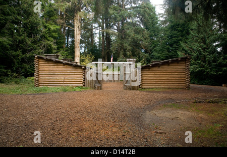 OREGON - eine Replik des Forts in Fort Clatsop überbaut durch das Corps of Discovery, Winter entlang der Küste von Oregon. Stockfoto