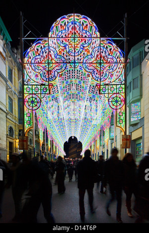 Bunt beleuchtete Bogen am Festival of Lights / Light Festival in der Stadt Ghent in der Nacht, Belgien Stockfoto